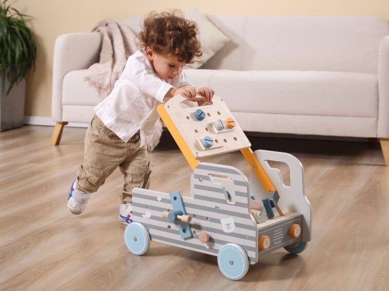 Dřevěné auto s nářadím