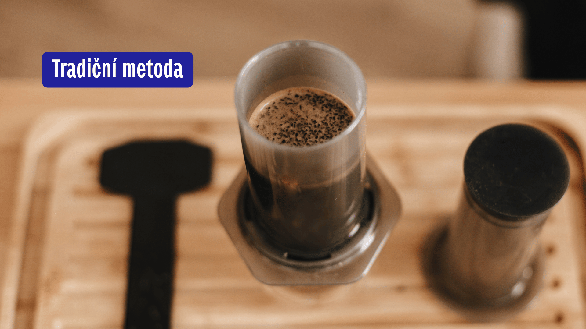Aeropress extrakce pod kontrolou: Tradiční vs. inverzní metoda a jejich vliv na chuť