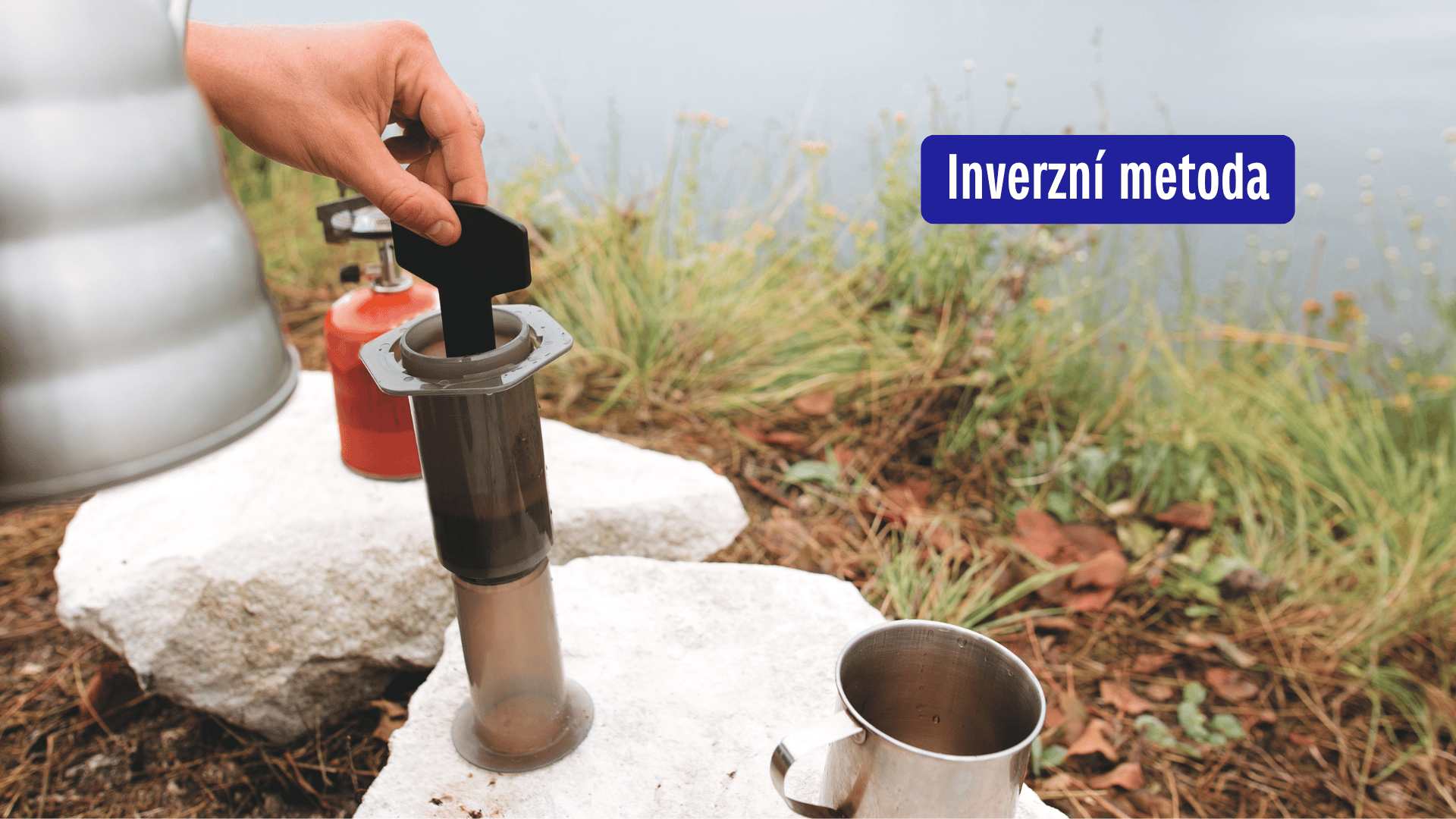 Aeropress extrakce pod kontrolou: Tradiční vs. inverzní metoda a jejich vliv na chuť