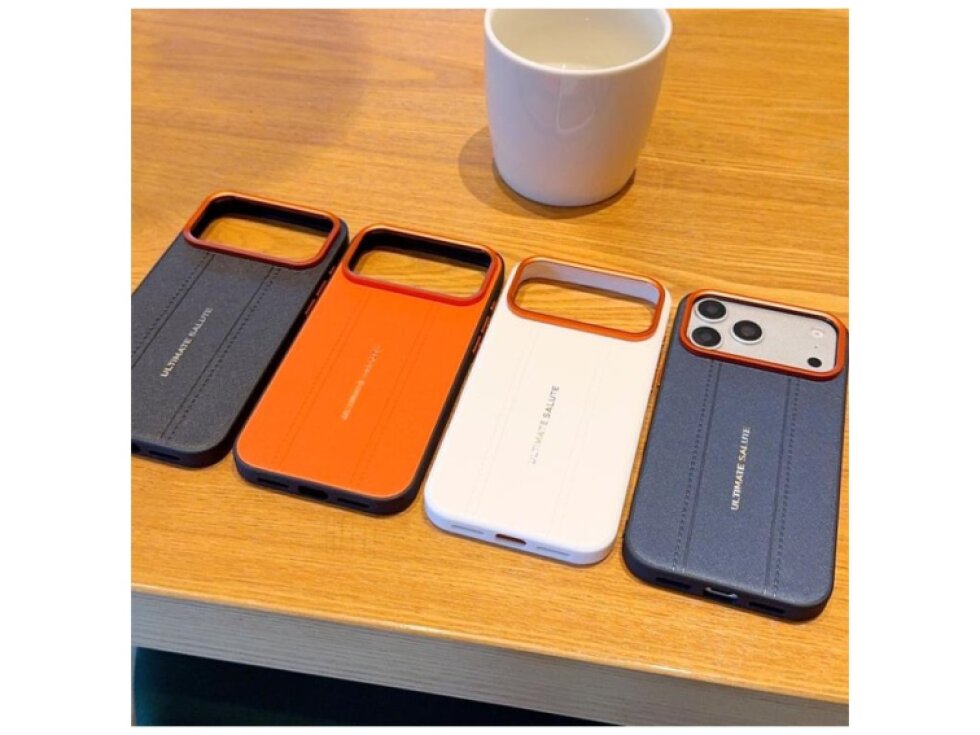 Kryt pre iPhone 17 Pro s kovovým rámikom fotoaparátu a tlačidlami biely