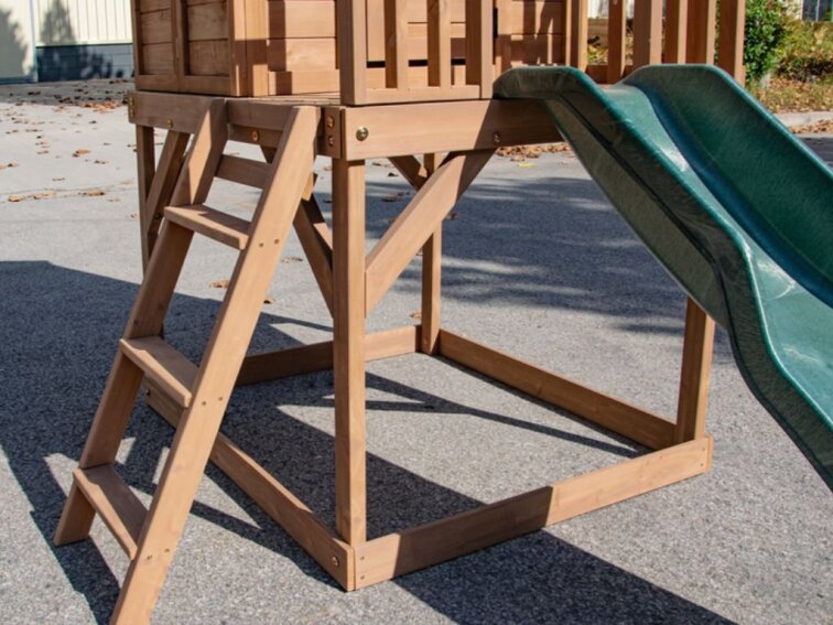 Dětský dřevěný zahradní domek se skluzavkou