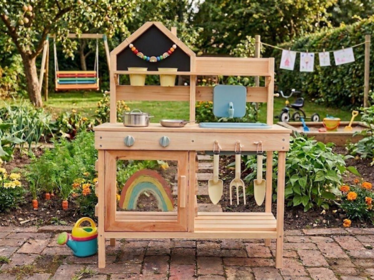 Venkovní kuchyňka se zahradnickým náčiním