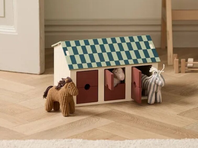 Dřevěná stáj s koňmi