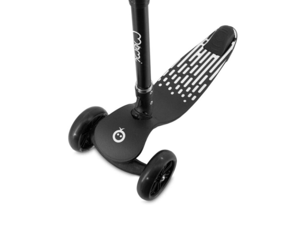 MoMi SAN romobil crni – detalj u upotrebi