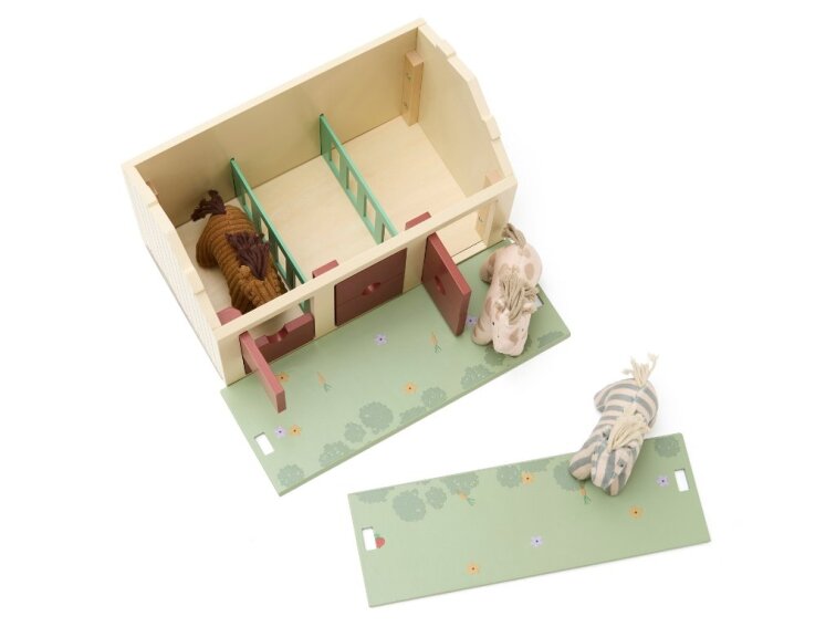 Dřevěná stáj s koňmi