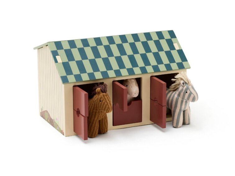 Dřevěná stáj s koňmi