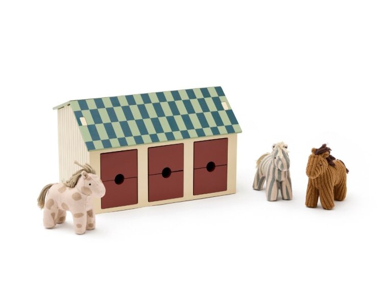 Dřevěná stáj s koňmi