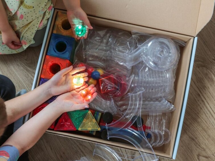 Magnetická stavebnice EliFix fresh - kuličková dráha 222 ks + svítící kuličky