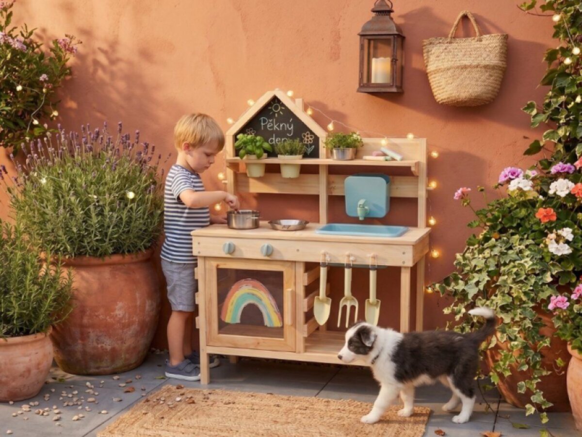 Venkovní kuchyňka se zahradnickým náčiním