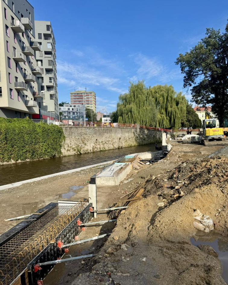 Náplavka u Nisy v Liberci se mění. Do hry vstupuje i biouhel.