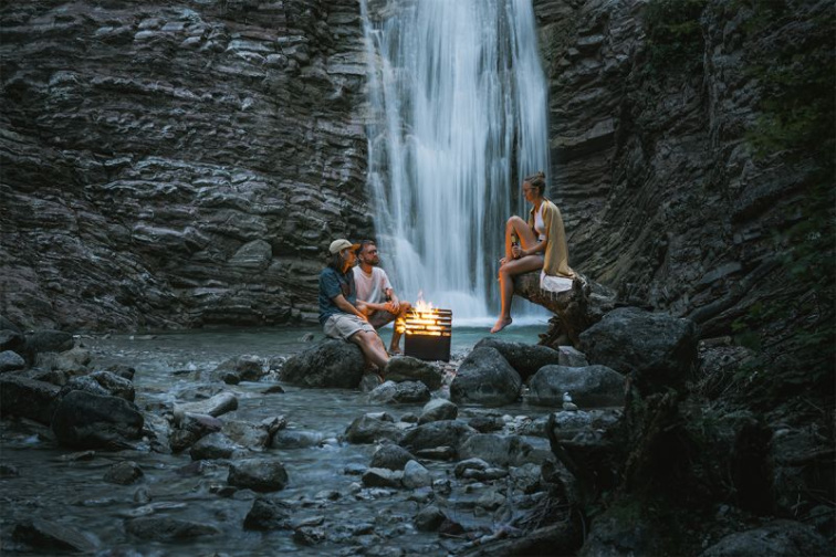 Štýlové ohnisko a gril CUBE na drevo