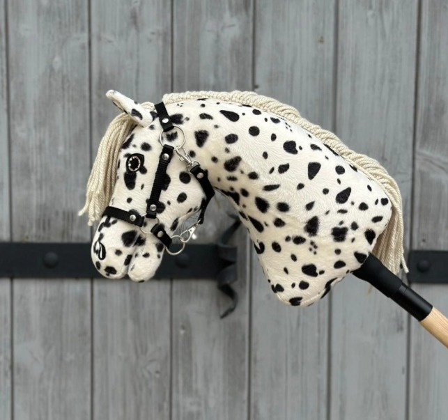 Hobby Horse Lord Valentine s černou ohlávkou