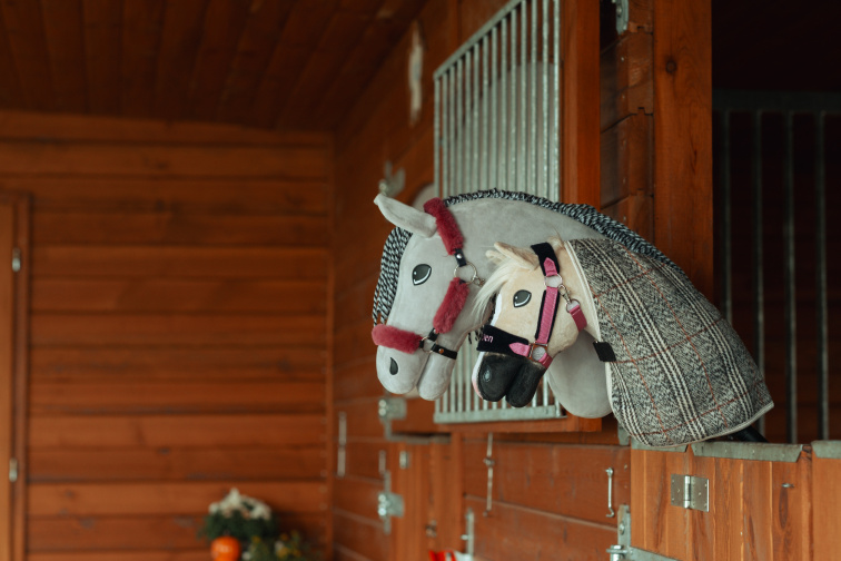 Hobby Horse Caesar s černou ohlávkou