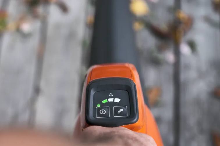 HUSQVARNA 120iB s akumulátorem a nabíječkou