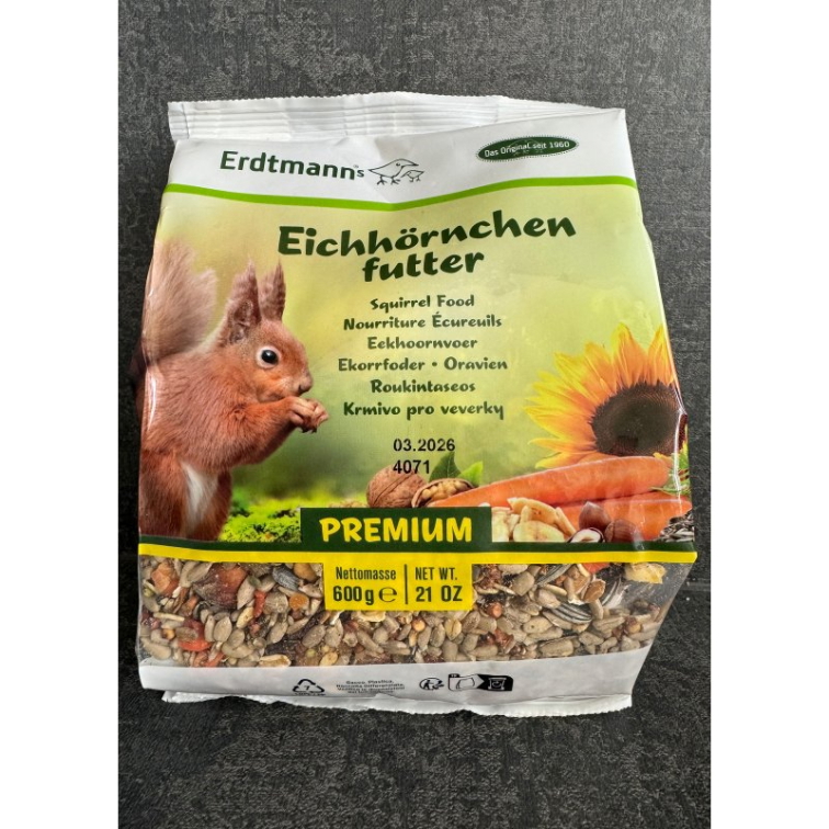 Pomáháme veverkám na zahradě