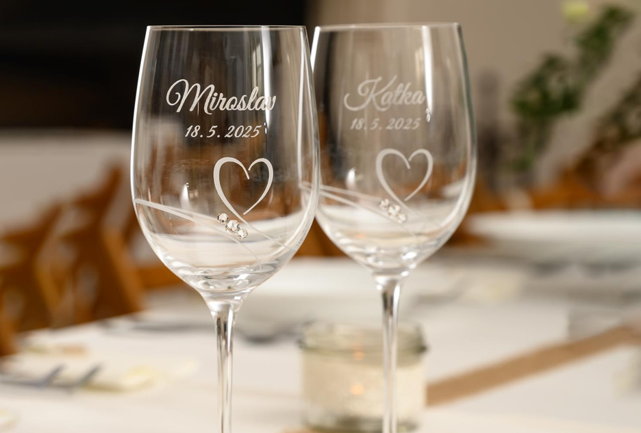 Svatební skleničky na bílé víno se jmény novomanželů