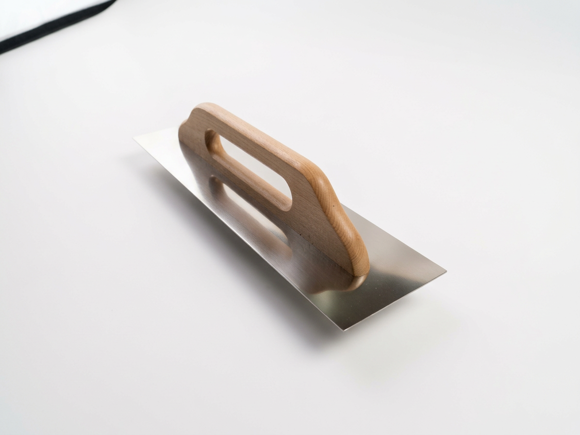 Hladítko nerezové s dřevěnou rukojetí hladké 500 x 130 mm