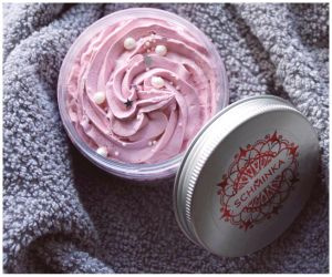 Výhodný Set - Sprchová šlehačka Rose Oud + Mini Parfém Rose