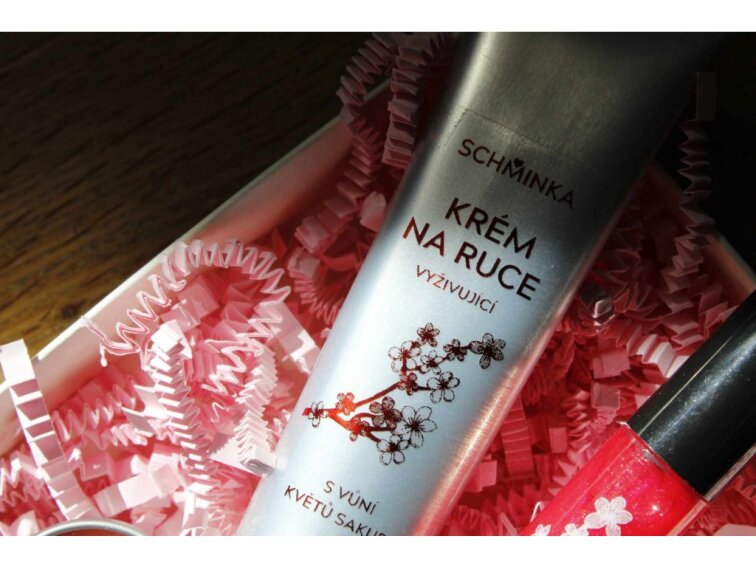 Vyživující krém na ruce s vůní květů Sakury