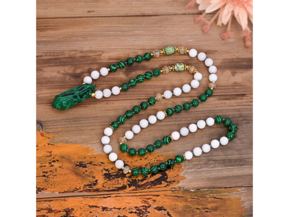 Náhrdelník z pravých kamenů: Malachit, Jaspis, Kříšťál, Bílý porcelánový kámen, měď, 85 cm