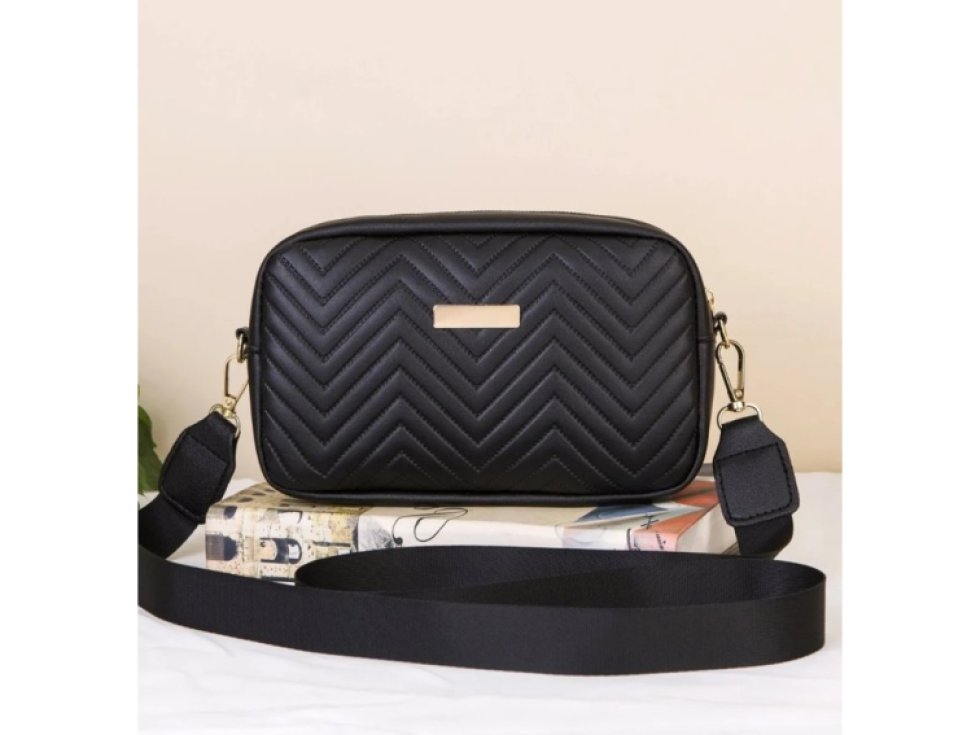 Elegantní dámská kabelka z černé eko kůže s prošíváním na rameno