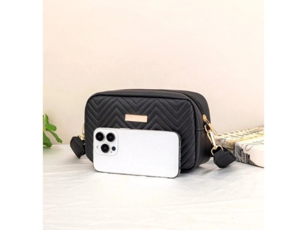 Elegantní dámská kabelka z černé eko kůže s prošíváním na rameno