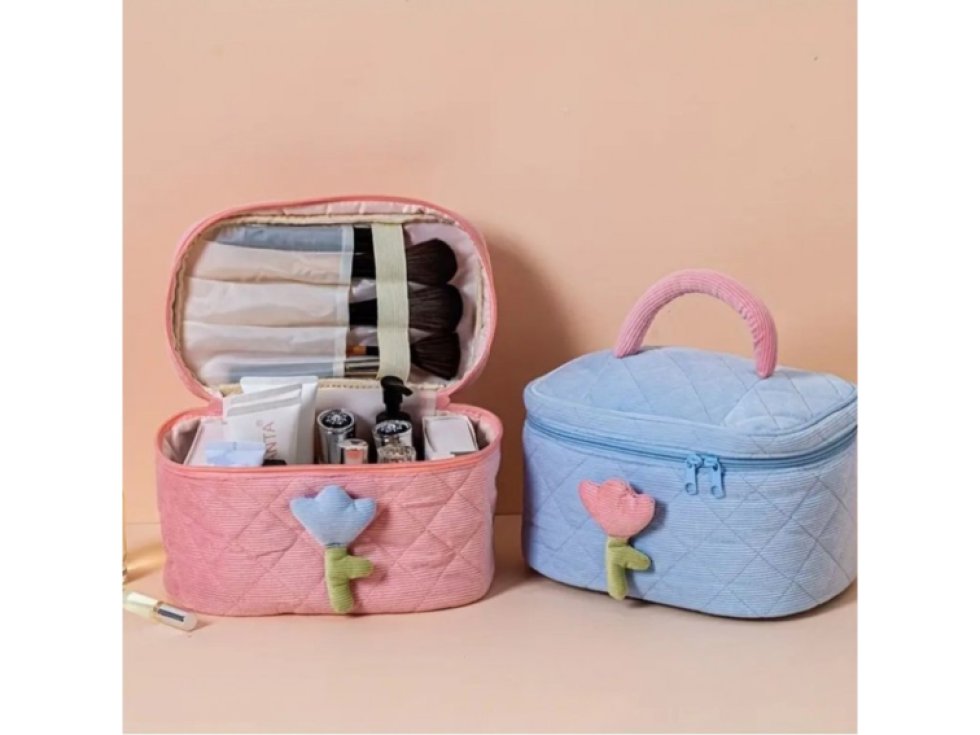 Prošívaný kosmetický kufřík s motivem tulipánů, modrý, měkký pikovaný materiál, 25 x 15,5 x 16 cm