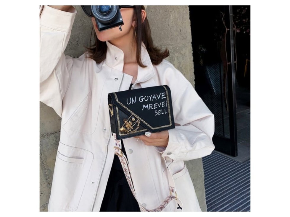 Dámská semišová kabelka přes rameno, černá, s ozdobným popruhem a magnetickým zapínáním, 18x13 cm