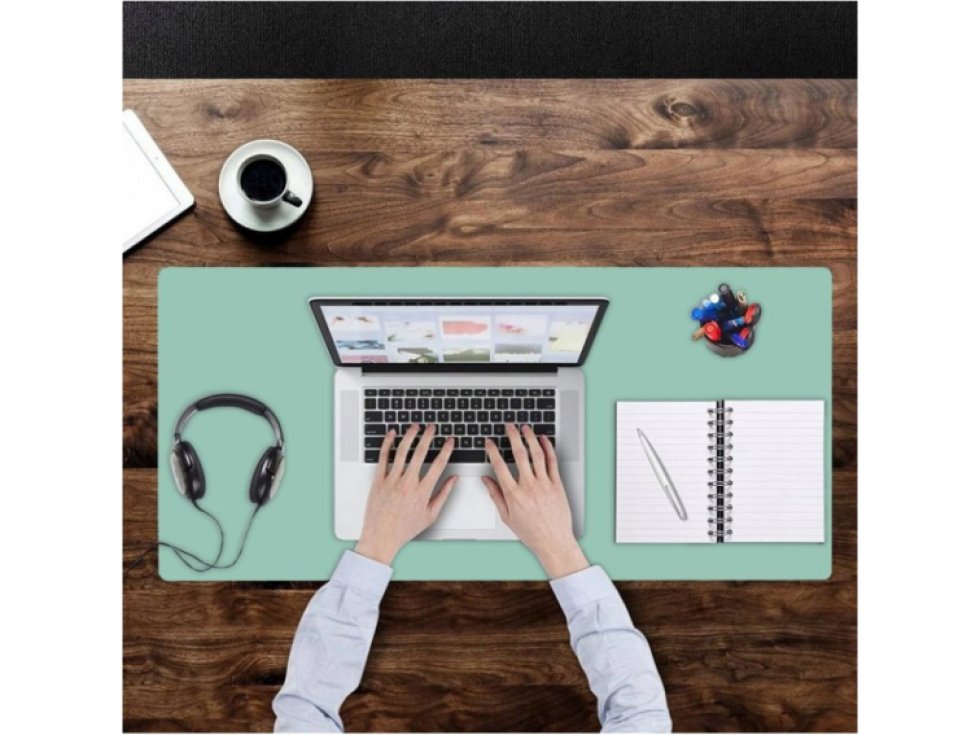 Oboustranná voděodolná podložka na stůl v mátově zelené barvě 50x80 cm.