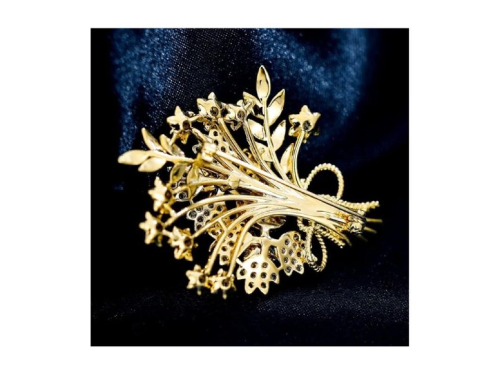 Elegantní ozdobná brož s květinovým motivem a zirkony