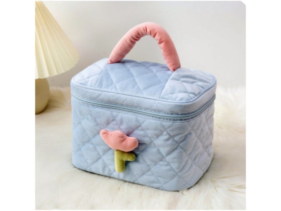 Prošívaný kosmetický kufřík s motivem tulipánů, modrý, měkký pikovaný materiál, 25 x 15,5 x 16 cm