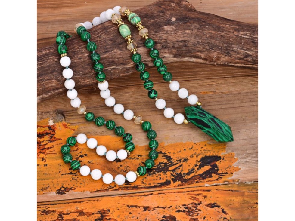 Náhrdelník z pravých kamenů: Malachit, Jaspis, Kříšťál, Bílý porcelánový kámen, měď, 85 cm