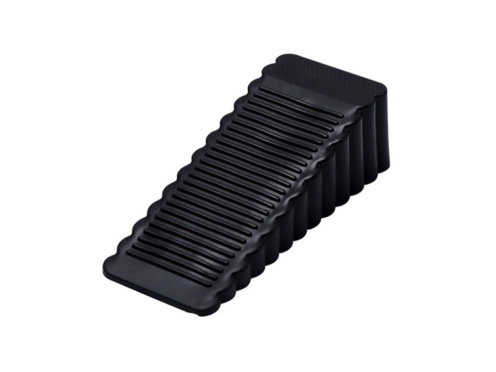 Černá plastová zarážka dveří, klínový tvar, rozměry 4,1 x 9,5 x 2,8 cm