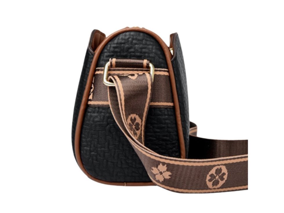 Elegantní černá dámská kožená crossbody kabelka