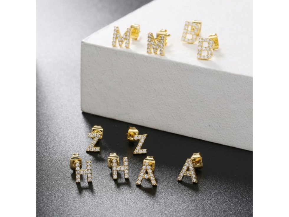 Náušnice z chirurgické oceli pozlacené 14karátovým zlatem, písmeno D, lesklé zlato, velikost 0.7 cm x 0.6 cm