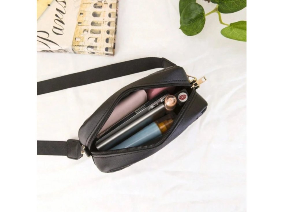 Elegantní dámská kabelka z černé eko kůže s prošíváním na rameno