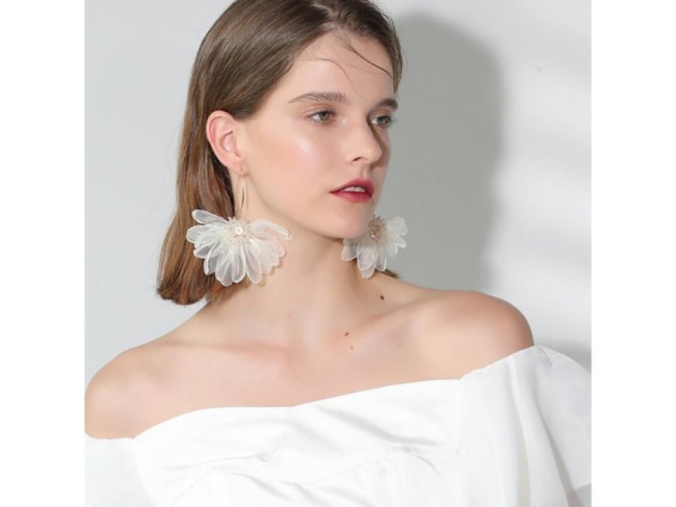 Visací náušnice s krystalky, tylové bílé květiny 10x8 cm K1675B