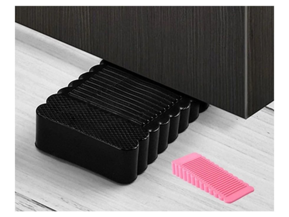 Černá plastová zarážka dveří, klínový tvar, rozměry 4,1 x 9,5 x 2,8 cm