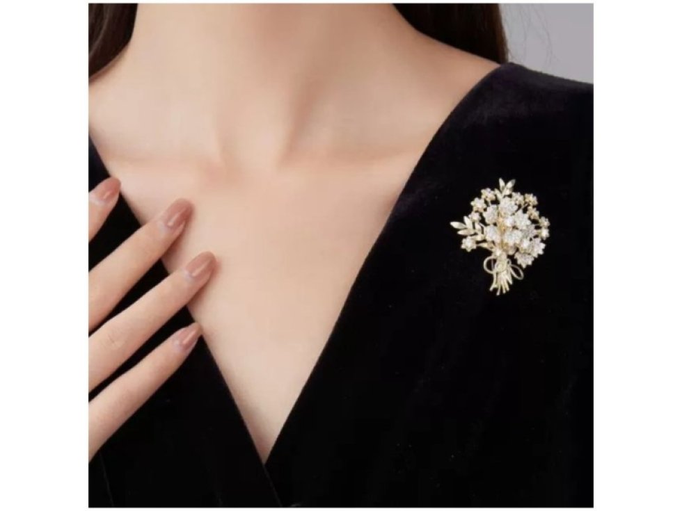 Elegantní ozdobná brož s květinovým motivem a zirkony