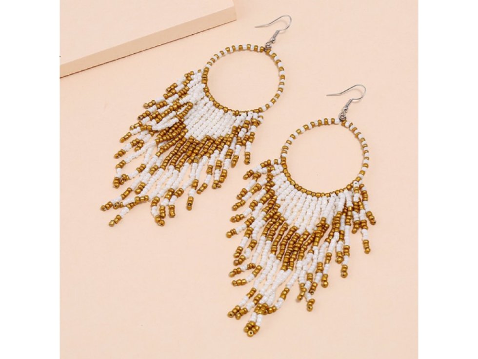 Dlouhé Boho Visací Náušnice v Orientálním Retro Stylu, Kov a Korálky, 13.5 cm x 3.5 cm. Béžové