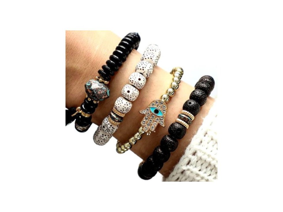 Sada 4 pružných náramků z kovu a akrylu s přívěsky a střapci, univerzální velikost, různé barvy