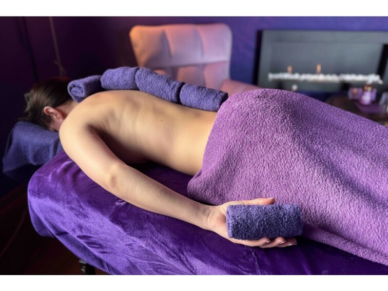 Termální relaxační masáž s biodynamickými bylinami a minerálními kameny