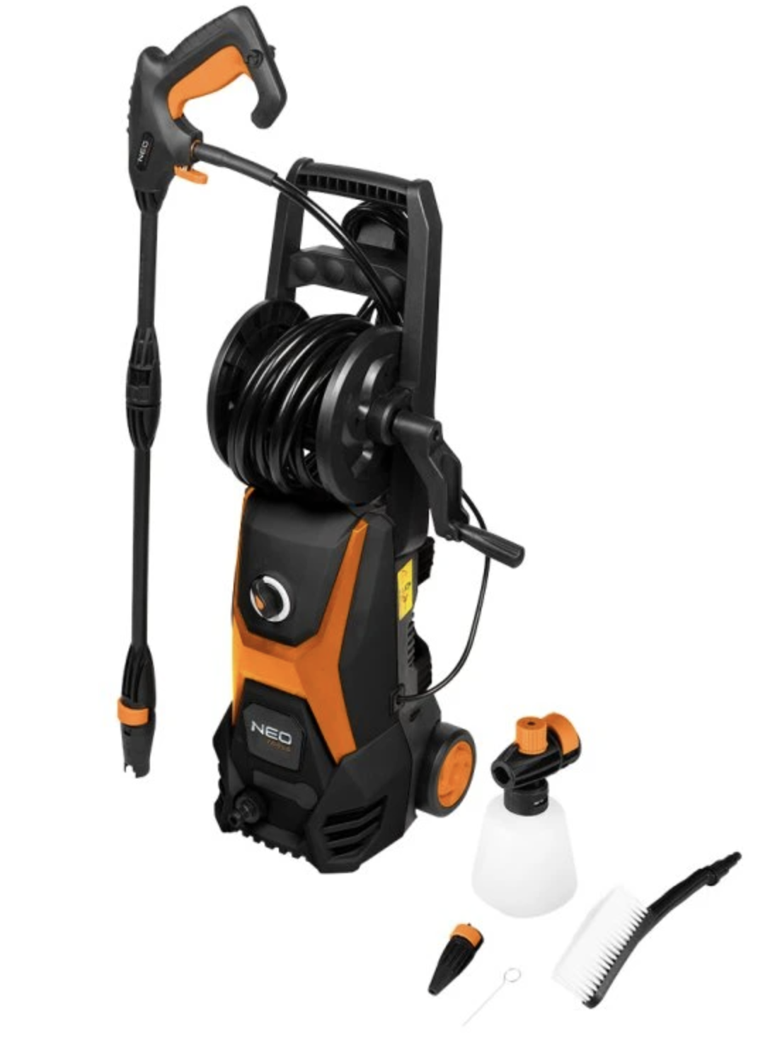 Jak odstranit mech ze zámkové dlažby efektivně