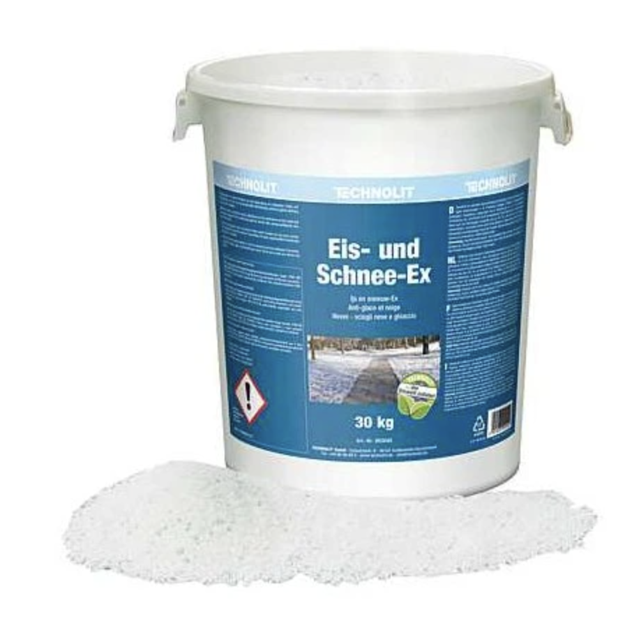 Sůl, písek nebo štěrk? Co používat v zimě a kdy