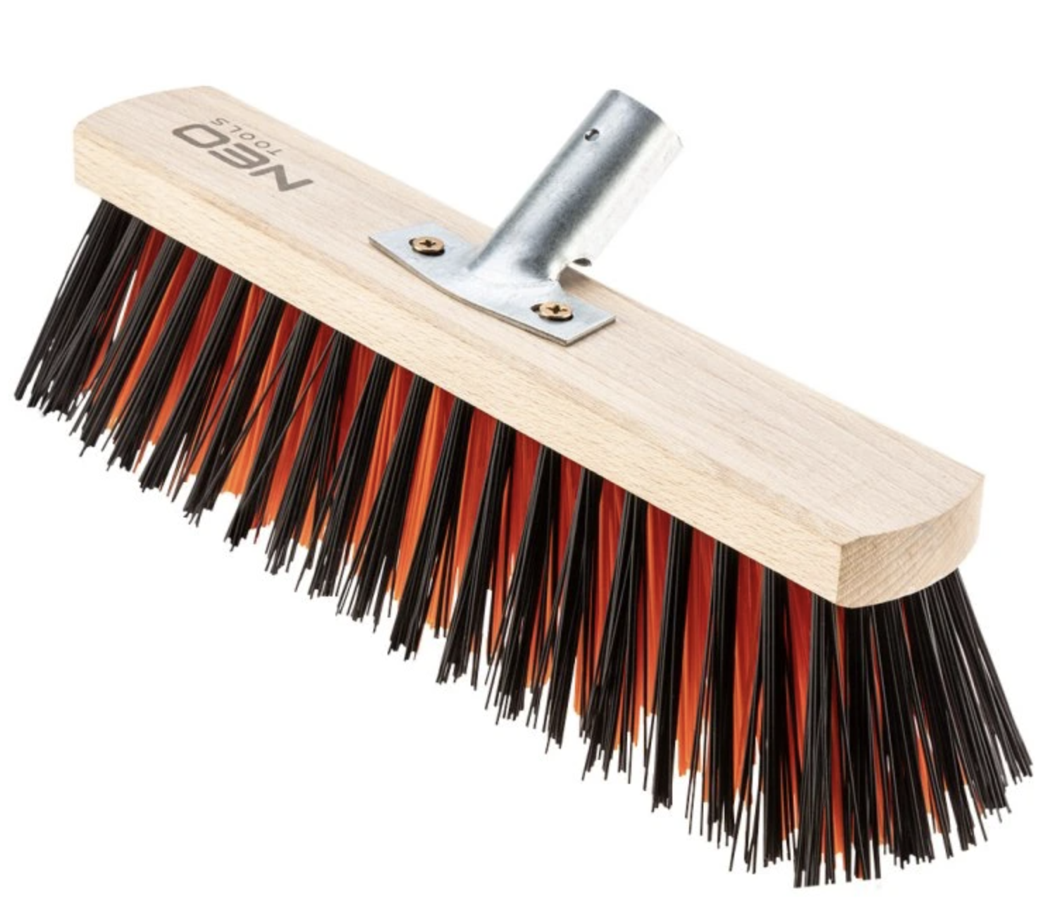 Jak odstranit mech ze zámkové dlažby efektivně