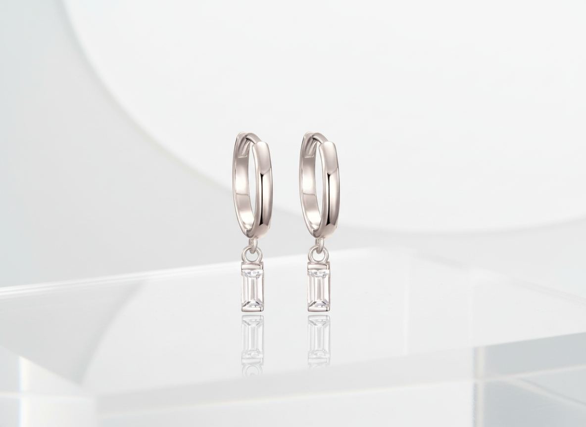 1554 MINET Stříbrné náušnice kroužky s visícími bílými zirkony