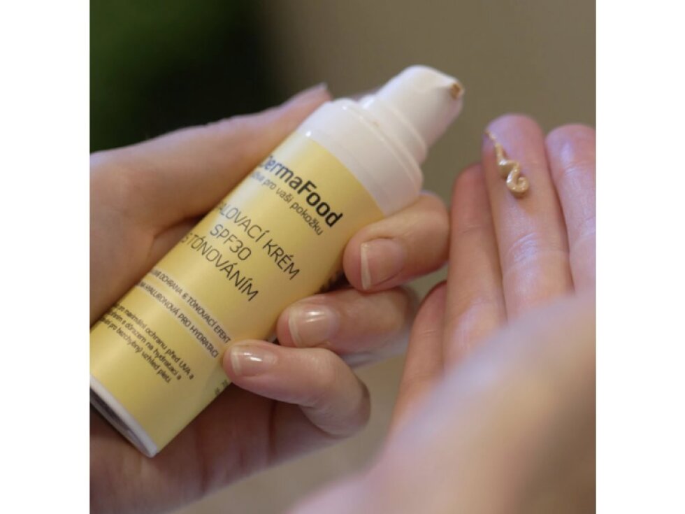 DermaFood Opalovací krém SPF 30 s tónováním, 30 ml