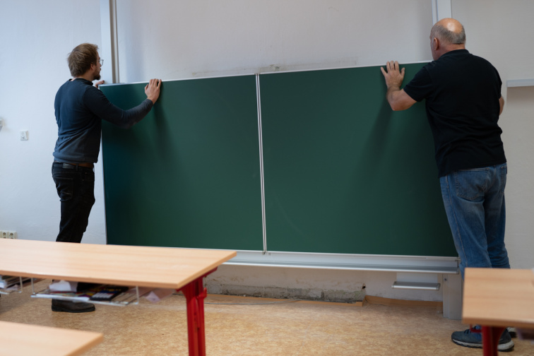 Jak připravit třídu na montáž nové školní tabule.