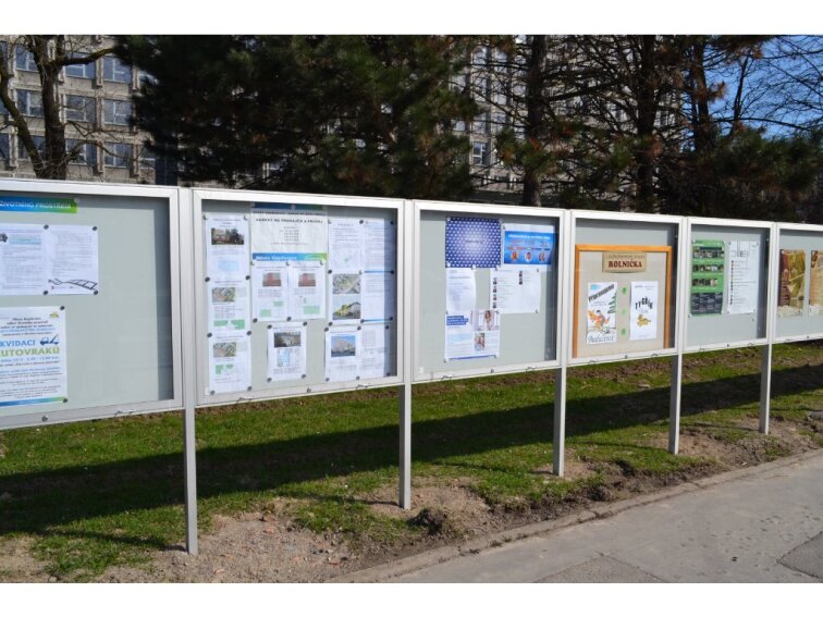 Jednokřídlá venkovní magnetická vitrína L60