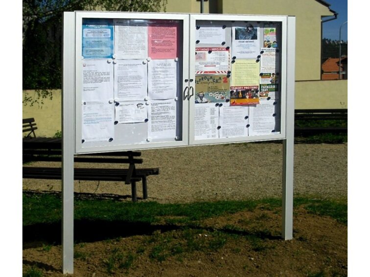 Dvojkřídlá venkovní magnetická vitrína XML40